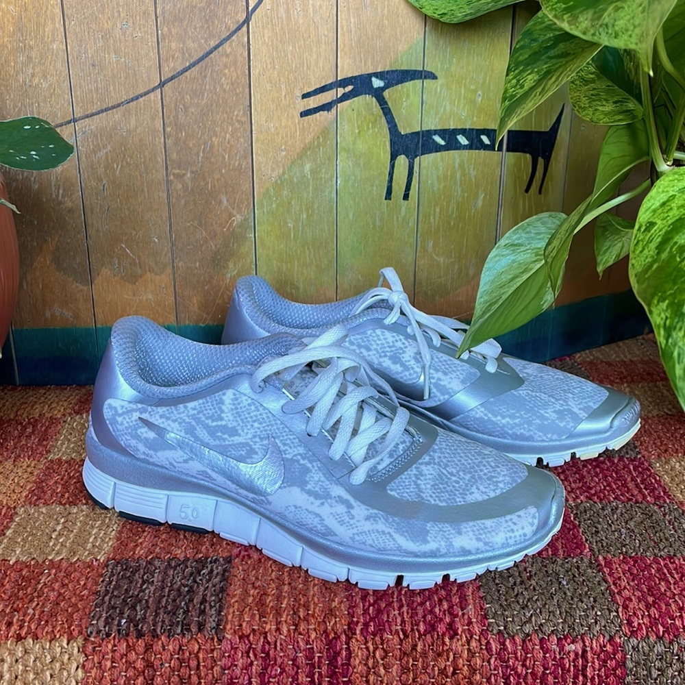 Nike Free 5.0 EUC white and silver snake print